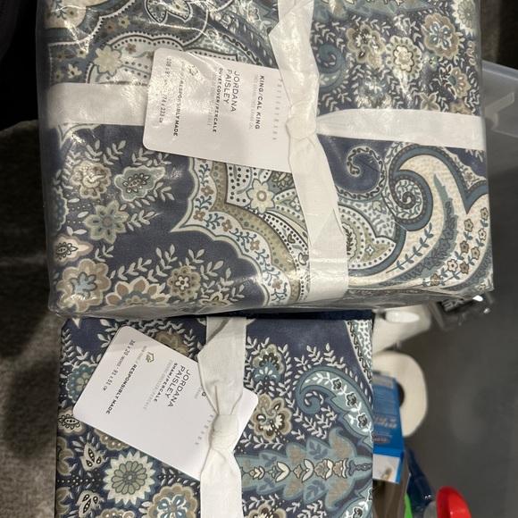 Pottery Barn Jordana Paisley percale King size duvet and 2 pillow shams. - Picture 2 of 6